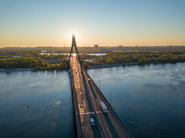 Şafakta Kiev 'de kuzey köprüsü. Hava aracı görünümü.