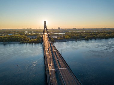 Şafakta Kiev 'de kuzey köprüsü. Hava aracı görünümü.