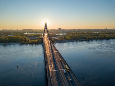 Şafakta Kiev 'de kuzey köprüsü. Hava aracı görünümü.