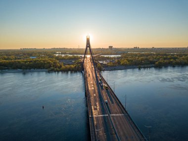 Şafakta Kiev 'de kuzey köprüsü. Hava aracı görünümü.