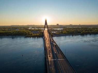 Şafakta Kiev 'de kuzey köprüsü. Hava aracı görünümü.