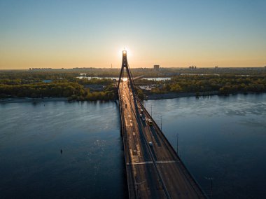 Şafakta Kiev 'de kuzey köprüsü. Hava aracı görünümü.