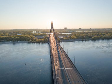 Şafakta Kiev 'de kuzey köprüsü. Hava aracı görünümü.