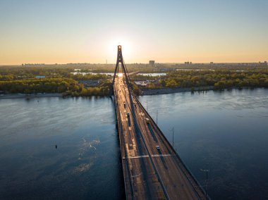 Şafakta Kiev 'de kuzey köprüsü. Hava aracı görünümü.