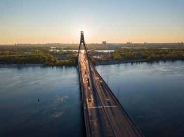 Şafakta Kiev 'de kuzey köprüsü. Hava aracı görünümü.