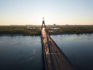 Şafakta Kiev 'de kuzey köprüsü. Hava aracı görünümü.