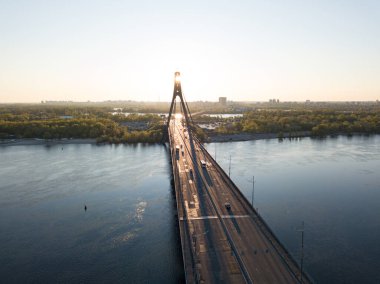 Şafakta Kiev 'de kuzey köprüsü. Hava aracı görünümü.