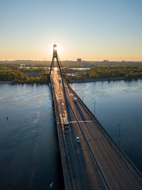 Şafakta Kiev 'de kuzey köprüsü. Hava aracı görünümü.