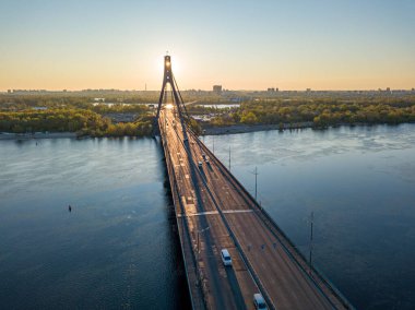 Şafakta Kiev 'de kuzey köprüsü. Hava aracı görünümü.