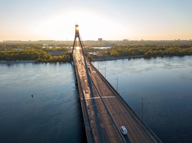 Şafakta Kiev 'de kuzey köprüsü. Hava aracı görünümü.