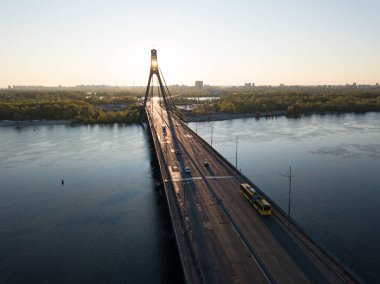 Şafakta Kiev 'de kuzey köprüsü. Hava aracı görünümü.