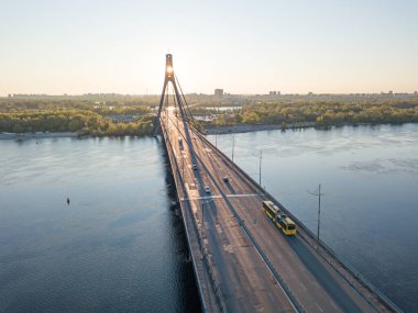 Şafakta Kiev 'de kuzey köprüsü. Hava aracı görünümü.