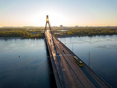 Şafakta Kiev 'de kuzey köprüsü. Hava aracı görünümü.
