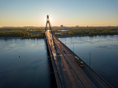 Şafakta Kiev 'de kuzey köprüsü. Hava aracı görünümü.