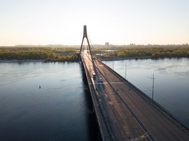 Şafakta Kiev 'de kuzey köprüsü. Hava aracı görünümü.