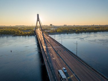 Şafakta Kiev 'de kuzey köprüsü. Hava aracı görünümü.