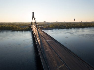 Şafakta Kiev 'de kuzey köprüsü. Hava aracı görünümü.