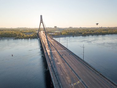 Şafakta Kiev 'de kuzey köprüsü. Hava aracı görünümü.