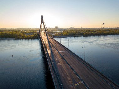 Şafakta Kiev 'de kuzey köprüsü. Hava aracı görünümü.