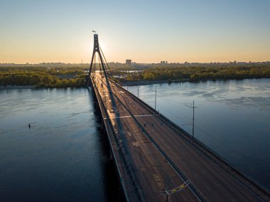 Şafakta Kiev 'de kuzey köprüsü. Hava aracı görünümü.