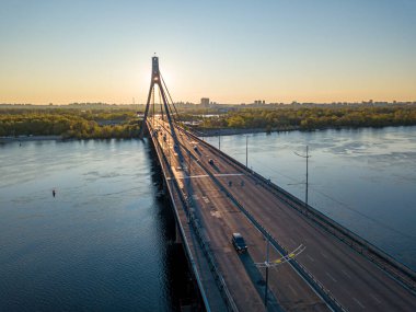 Şafakta Kiev 'de kuzey köprüsü. Hava aracı görünümü.