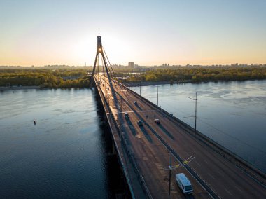 Şafakta Kiev 'de kuzey köprüsü. Hava aracı görünümü.