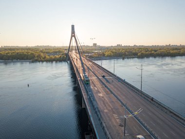 Şafakta Kiev 'de kuzey köprüsü. Hava aracı görünümü.