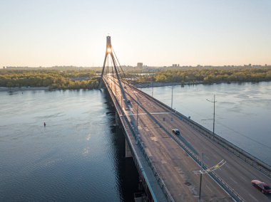 Şafakta Kiev 'de kuzey köprüsü. Hava aracı görünümü.