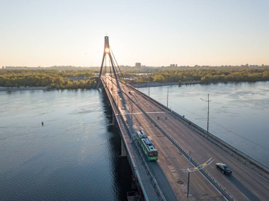 Şafakta Kiev 'de kuzey köprüsü. Hava aracı görünümü.