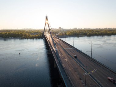 Şafakta Kiev 'de kuzey köprüsü. Hava aracı görünümü.