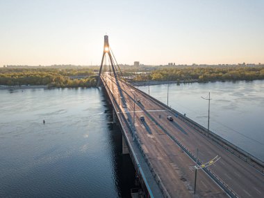 Şafakta Kiev 'de kuzey köprüsü. Hava aracı görünümü.