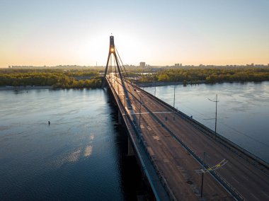 Şafakta Kiev 'de kuzey köprüsü. Hava aracı görünümü.