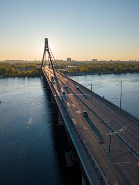 Şafakta Kiev 'de kuzey köprüsü. Hava aracı görünümü.