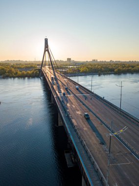 Şafakta Kiev 'de kuzey köprüsü. Hava aracı görünümü.