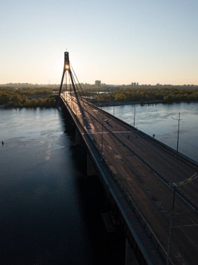 Şafakta Kiev 'de kuzey köprüsü. Hava aracı görünümü.