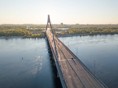 Şafakta Kiev 'de kuzey köprüsü. Hava aracı görünümü.