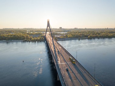 Şafakta Kiev 'de kuzey köprüsü. Hava aracı görünümü.