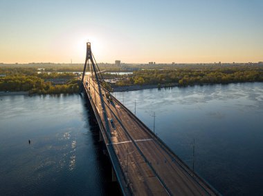 Şafakta Kiev 'de kuzey köprüsü. Hava aracı görünümü.