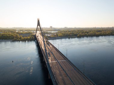 Şafakta Kiev 'de kuzey köprüsü. Hava aracı görünümü.
