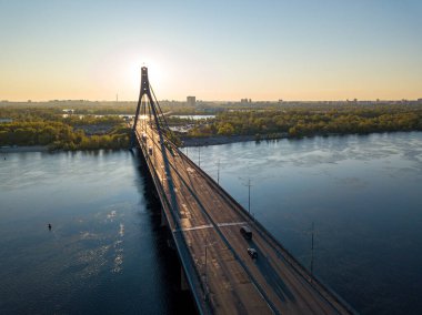 Şafakta Kiev 'de kuzey köprüsü. Hava aracı görünümü.