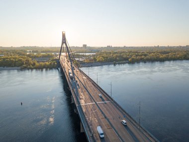 Şafakta Kiev 'de kuzey köprüsü. Hava aracı görünümü.