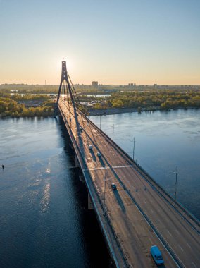 Şafakta Kiev 'de kuzey köprüsü. Hava aracı görünümü.
