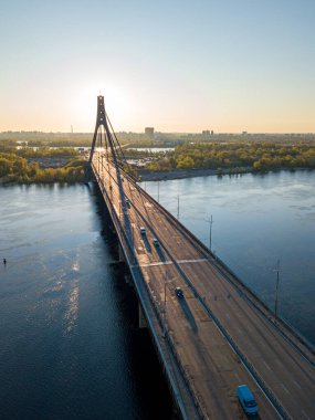 Şafakta Kiev 'de kuzey köprüsü. Hava aracı görünümü.