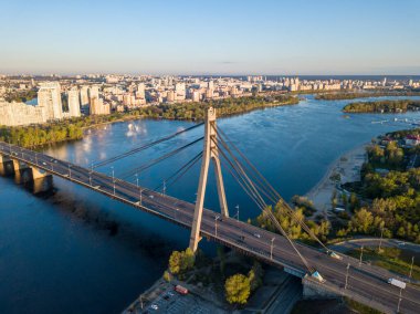 Şafakta Kiev 'de kuzey köprüsü. Hava aracı görünümü.