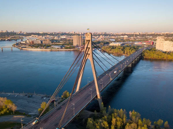 Şafakta Kiev 'de kuzey köprüsü. Hava aracı görünümü.