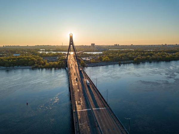 Şafakta Kiev 'de kuzey köprüsü. Hava aracı görünümü.