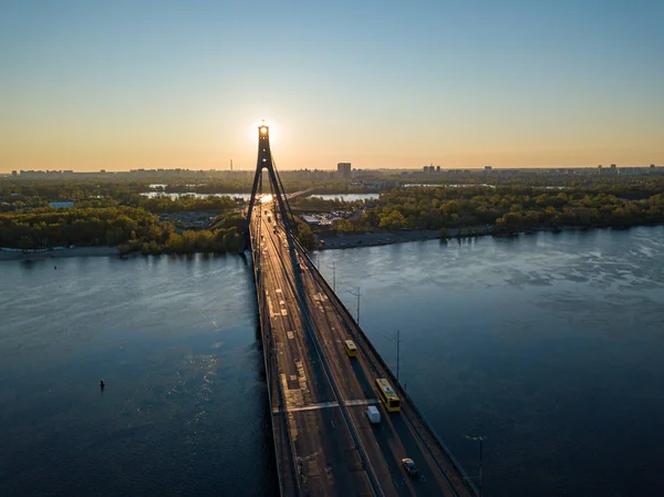 Şafakta Kiev 'de kuzey köprüsü. Hava aracı görünümü.