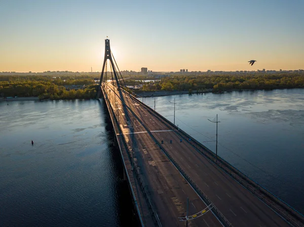 Şafakta Kiev 'de kuzey köprüsü. Hava aracı görünümü.