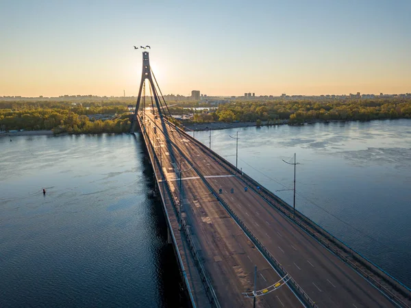 Şafakta Kiev 'de kuzey köprüsü. Hava aracı görünümü.