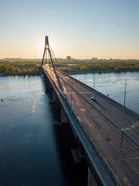 Şafakta Kiev 'de kuzey köprüsü. Hava aracı görünümü.
